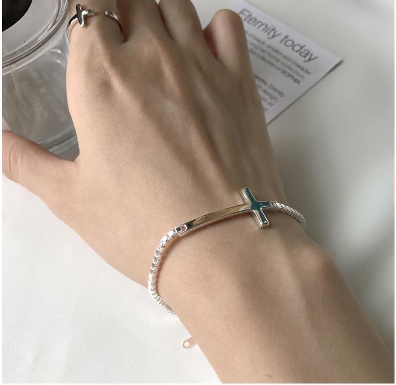 Elliora Simple Cross Bracelet